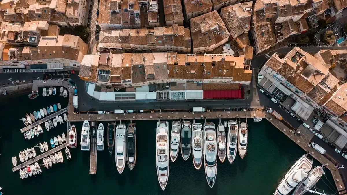 Vue aérienne du port de Saint-Tropez